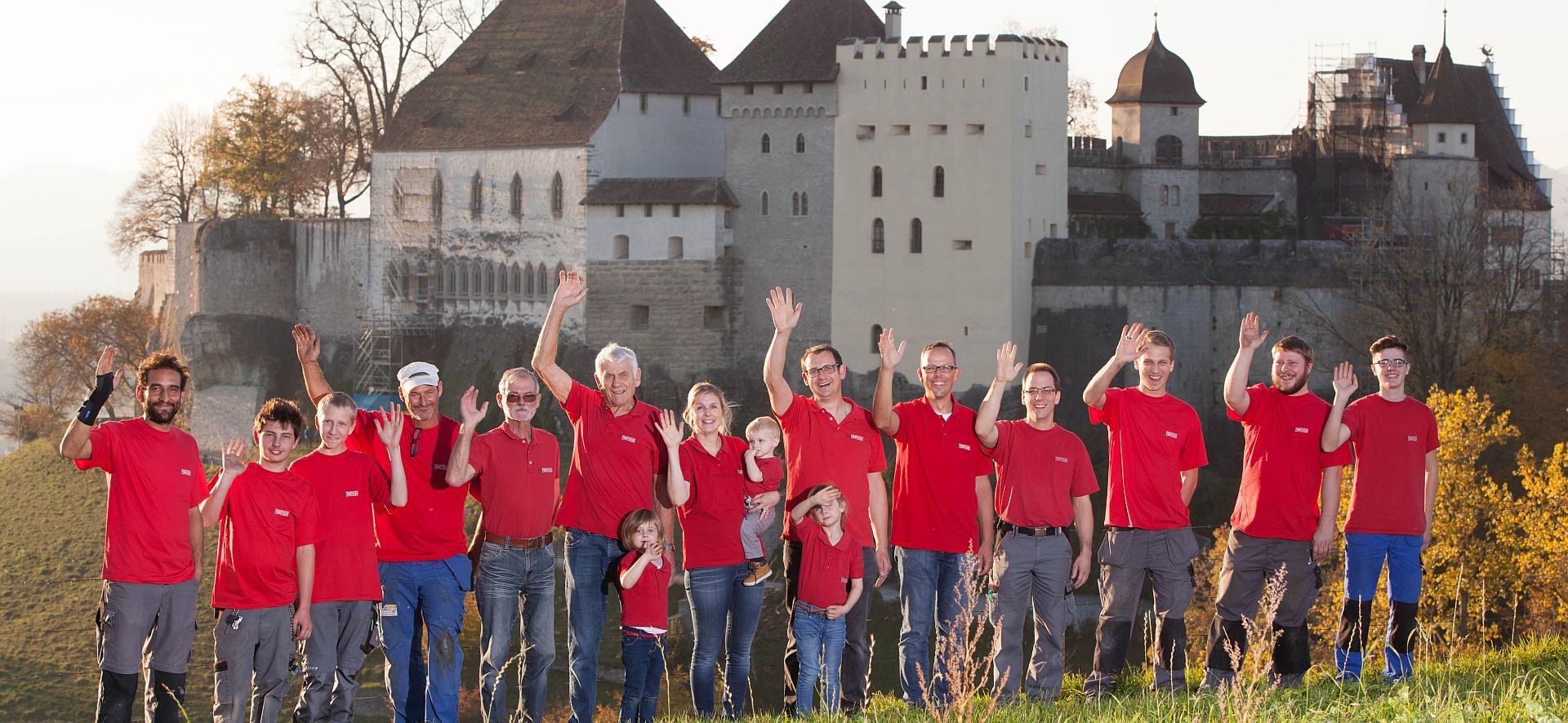Teamfoto vor dem Schloss Lenzburg